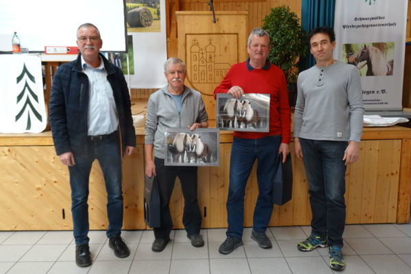 -Ehrung aufgrund runder Geburtstage. Von links: 1. Vorsitzender Helmut Faller, Alfred Schwär (70), Hermann Klingele (70), 2. Vorsitzender Markus Becherer