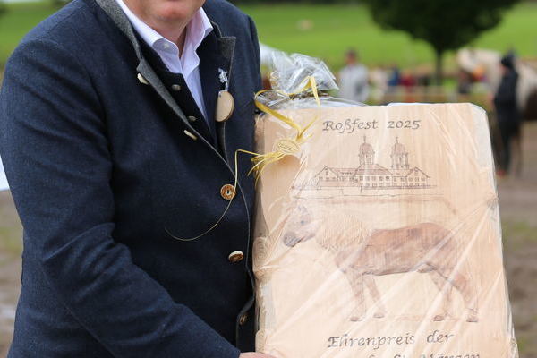 Brgermeister von St. Mrgen Manfred Kreutz mit dem Ehrenpreis fr die Siegerstute (Foto Alfred Schwr) .JPG