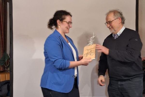 Die 1. Vorsitzende Melanie Z�rcher �berreichte Zuchtleiter Manfred Weber ein Geschenk zur Verabschiedung in den Ruhestand