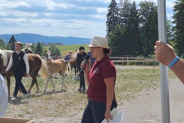 Die 1. Vorsitzende vom Bezirksverein Hochschwarzwald Melanie Z�rcher gratuliert den erfolgreichen Z�chtern
